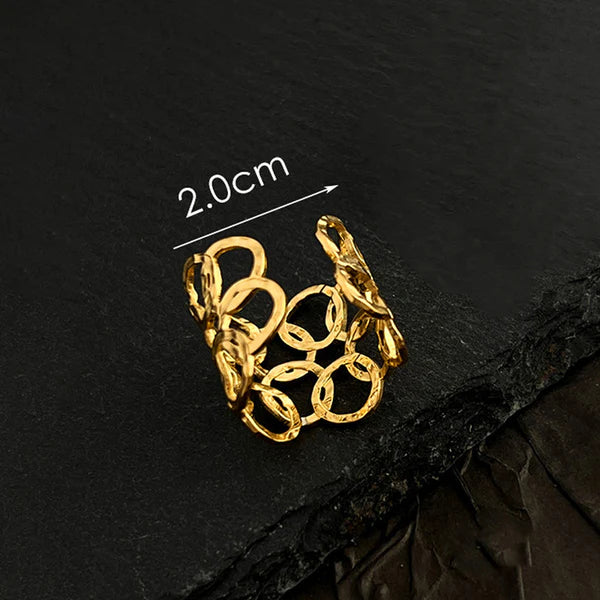 Gold ring with chain design on a black background, showing measurement of 2.0cm.